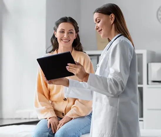 Doctor and Patient Discussing Financial Clarity – Stellar Accounts Corp Professional client reviewing reports with Stellar Accounts bookkeeper after hiring an easy, reliable, done-for-you bookkeeping service.